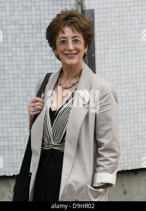 Maureen Lipman Celebrities outside the ITV television studios London, England - 22.03.11 Stock Photo