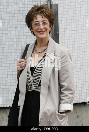 Maureen Lipman Celebrities outside the ITV television studios London, England - 22.03.11 Stock Photo