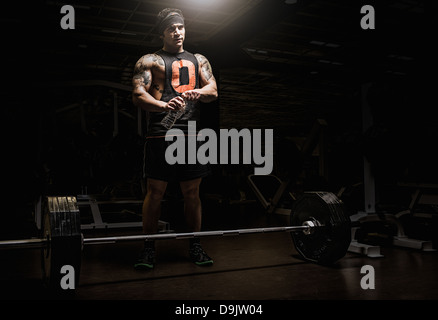 https://l450v.alamy.com/450v/d9jw04/young-man-holding-water-bottle-in-gym-d9jw04.jpg