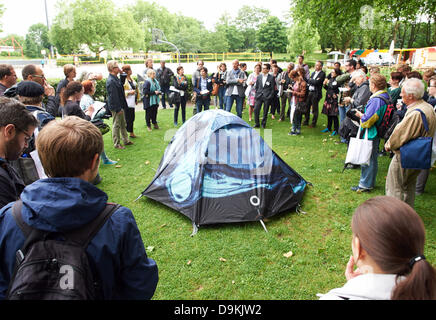 Journalists stand around a tent designed by Chinese artist Ai Weiwei in Oberhausen, Germany, 21 June 2013. Before the opening of 'Emscherkunst.2013' a few of the objects were presented to the press on the ground stretching between Dinslaken and Gelsenkirchen. Photo: BERND THISSEN Stock Photo