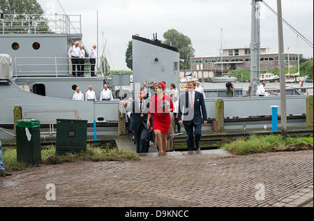 Hellevoetsluis,HOLLAND - JUNE 21:King Willem Alexander and Queen maxima showing to the dutch citizens,on June 21,2013 in Hellevoetsluis,Holland.They visit the citizins because of his coronation Stock Photo