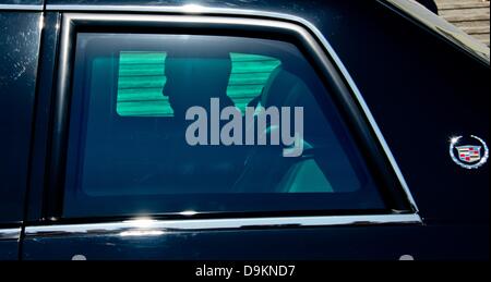 Berlin, Germany. 19th June, 2013. US President Barack Obama sits in his motorcade after his visit of Bellevue Palace in Berlin, Germany, 19 June 2013. Photo: Julian Stratenschulte/dpa/Alamy Live News Stock Photo