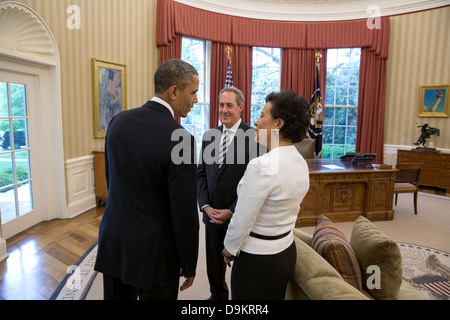 US President Barack Obama talks with Mike Froman, Deputy National Security Advisor for International Economics and Penny Pritzker in the Oval Office of the White House May 2, 2013 in Washington, DC. The President later announced Pritzker's nomination as Secretary of Commerce and Froman's nomination as U.S. Trade Representative in the Rose Garden. Stock Photo
