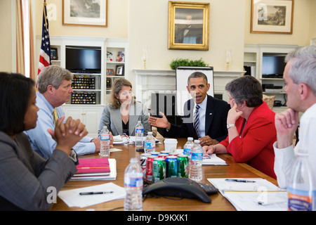 US President Barack Obama drops by Chief of Staff Denis McDonough's meeting with Cabinet Members in the Chief of Staff's West Wing Office at the White House May 31, 2013 in Washington, DC. Seated, clockwise from the President, are: Homeland Security Secretary Janet Napolitano; Chief of Staff Denis McDonough; Danielle Gray, Cabinet Secretary; Agriculture Secretary Tom Vilsack; and Sylvia Mathews Burwell, Director Office of Management and Budget Stock Photo