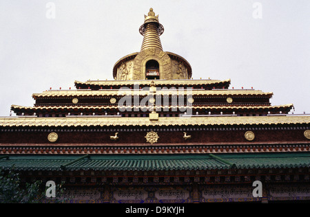 Golden roof of Gong Tang pagoda in Labuleng Si or Labrang monastery one of the six great monasteries of the Gelug school of Tibetan Buddhism located at the foot of the Phoenix Mountain northwest of Xiahe County in Gannan Tibetan Nationality Autonomous Prefecture, Gansu Province China Stock Photo
