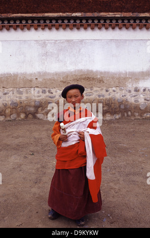 Buddhist novice in Labuleng Si or Labrang monastery one of the six great monasteries of the Gelug school of Tibetan Buddhism located at the foot of the Phoenix Mountain northwest of Xiahe County in Gannan Tibetan Nationality Autonomous Prefecture, Gansu Province China Stock Photo