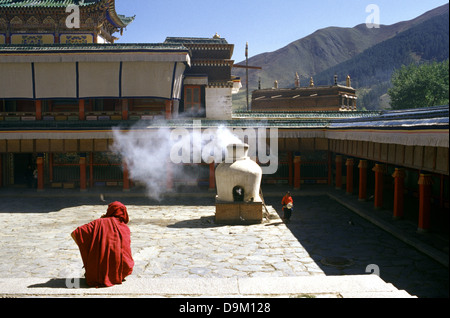 Main prayer hall courtyard in Labuleng Si or Labrang monastery one of the six great monasteries of the Gelug school of Tibetan Buddhism located at the foot of the Phoenix Mountain northwest of Xiahe County in Gannan Tibetan Nationality Autonomous Prefecture, Gansu Province China Stock Photo