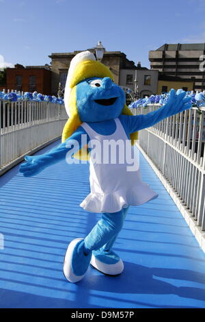 Dublin, Ireland. 22nd June 2013. An actor dressed-up as Smurfette poses on the Ha'penny Bridge at the photo call for the upcoming 'The Smurfs 2' film. Actors dressed as Papa Smurf and Smurfette posed at Dublin's Ha'penny bridge in a promotion for the upcoming 'The Smurfs 2' film. The photo call was held on Global Smurfs Day, which is celebrated around the birthday of The Smurfs' creator Payo. Credit:  Michael Debets/Alamy Live News Stock Photo