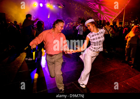 Swing and jive dancers on the glittering outdoor ballroom in the Jubillee Gardens Stock Photo