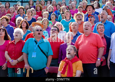 A thousand-voice adult choir in support of the charity WaterAid, Thames Festival, London, UK Stock Photo