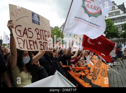 Cologne, Germany, 22 June 2013. Demonstrators take part in a rally against assaults on protesters in Turkey. The rally was organised by the Alaouite Congregation in Germany. Photo: Henning Kaiser/Alamy Live News Stock Photo