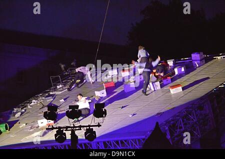 Greenwich, London, UK. 22nd June 2013. A performance AS THE WORLD TIPPED by Wired Aerial Theatre As governments fail to come to grips with climate change the world slides, literally, towards catastrophe. An exceptional piece of epic outdoor storytelling. Stock Photo