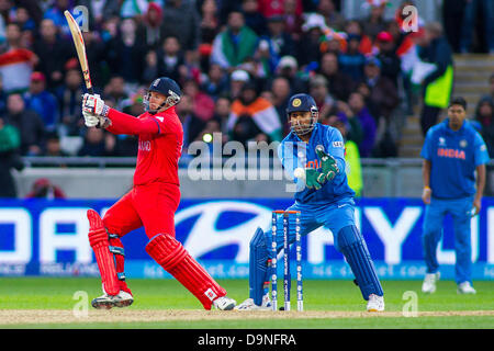 Edgbaston, UK. 23rd June, 2013. James Tredwell and Mahendra Singh Dhoni during the ICC Champions Trophy final international cricket match between England and India at Edgbaston Cricket Ground on June 23, 2013 in Birmingham, England. (Photo by Mitchell Gunn/ESPA/Alamy Live News) Stock Photo