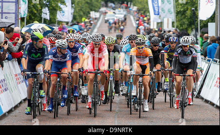 Glasgow, Scotland. 23rd June, 2013. The pack enter the finish straight during The British Cycling Road Race Championships in Glasgow. Credit: Action Plus Sports/Alamy Live News Stock Photo
