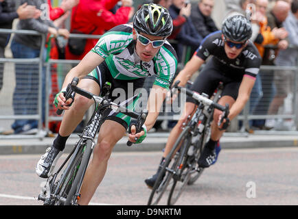 Glasgow, Scotland. 23rd June, 2013. Close quarters through the city during The British Cycling Road Race Championships in Glasgow. Credit: Action Plus Sports/Alamy Live News Stock Photo