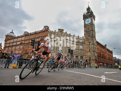 Glasgow, Scotland. 23rd June, 2013. The pack speed through the city during The British Cycling Road Race Championships in Glasgow. Credit: Action Plus Sports/Alamy Live News Stock Photo