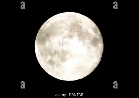 Toronto, Canada. June 23, 2013. Supermoon (perigee full moon), the year's biggest and brightest full moon as seen in Toronto's sky on Sunday evening.  (Credit: EXImages) Credit:  EXImages/Alamy Live News Stock Photo