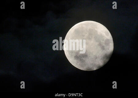 Toronto, Canada. June 23, 2013. Supermoon (perigee full moon), the year's biggest and brightest full moon along with cloud as seen in Toronto's sky  on Sunday evening.  (Credit: EXImages) Credit:  EXImages/Alamy Live News Stock Photo