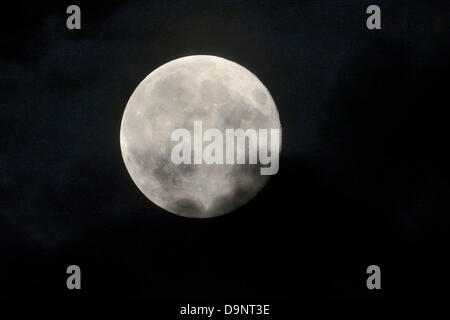 Toronto, Canada. June 23, 2013. Supermoon (perigee full moon), the year's biggest and brightest full moon along with cloud as seen in Toronto's sky  on Sunday evening.  (Credit: EXImages) Credit:  EXImages/Alamy Live News Stock Photo