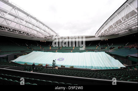 CENTRE COURT WITH COVERS ON THE WIMBLEDON THE WIMBLEDON CHAMPIONSHIPS 20 THE ALL ENGLAND TENNIS CLUB WIMBLEDON LONDON ENGLAND Stock Photo
