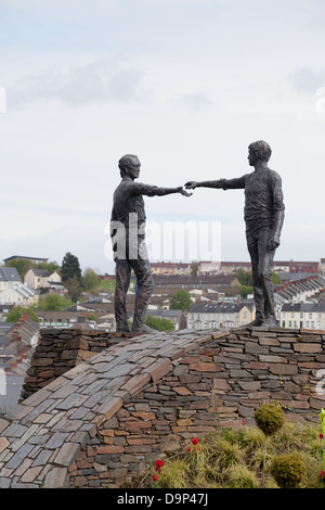 Hands across the divide bronze sculpture by Maurice Harron Derry Londonderry Northern Ireland Stock Photo