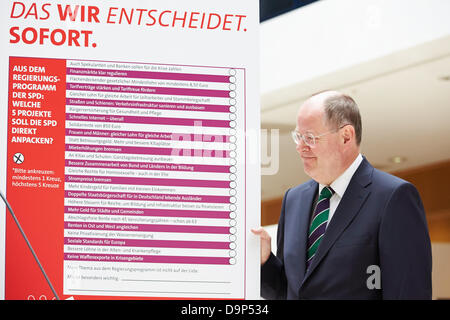 Berlin, Germany, 24th Juni, 2013. Peer Steinbrück, SPD candidate for Chancellor, and Sigmar Gabriel, SPD general secretary, give a press conference where they commented on the political program of the CDU Party for the 18th elections to the German Bundestag in 2013 at the central of the SPD Party in Berlin. Picture: Peer Steinbrueck (SPD), SPD chancellor candidate, pictured next to plakcard with the 5 top them of the SPD party at a press conference in Berlin. Credit:  Reynaldo Chaib Paganelli/Alamy Live News Stock Photo