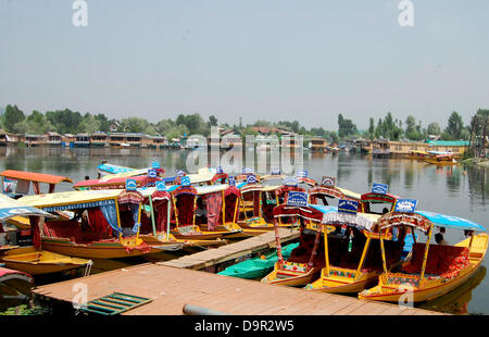 Srinagar, Indian Kashmir. June 25, 2013.  A view of empty  Dal lake   during  the  undeceleared curfew Srinagar, the summer capital of Indian Kashmir, on 25/6/2013, Normal life was disrupted in Kashmir valley due to a strike called by separatists to protest against the visit of  indian Prime Minister Manmohan Singh on Tuesday.Separatists groups including both factions of Hurriyat Conference and JKLF have called for a general strike.Shops, business establishments, educational institutions, banks and private offices remained closed due to the strike. The effect of the strike was accentuated by a Stock Photo
