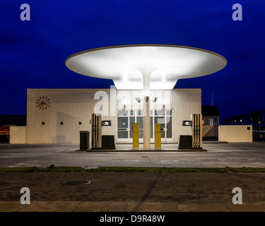 Skovshoved Petrol Station, Copenhagen, Denmark. Architect: Arne Jacobsen, 1936. Front elevation of petrol station by night. Stock Photo