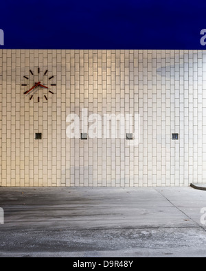 Skovshoved Petrol Station, Copenhagen, Denmark. Architect: Arne Jacobsen, 1936. View of tiled wall and clock. Stock Photo