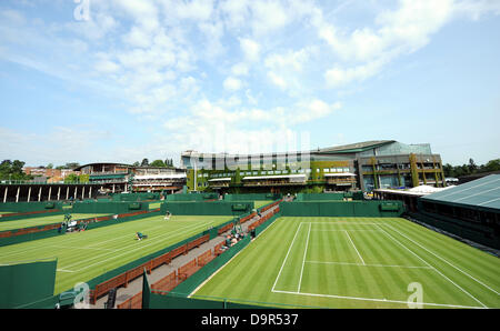 CENTRE COURT & OUTSIDE COURTS THE WIMBLEDON CHAMPIONSHIPS 20 THE ALL ENGLAND TENNIS CLUB WIMBLEDON LONDON ENGLAND 25 June 201 Stock Photo