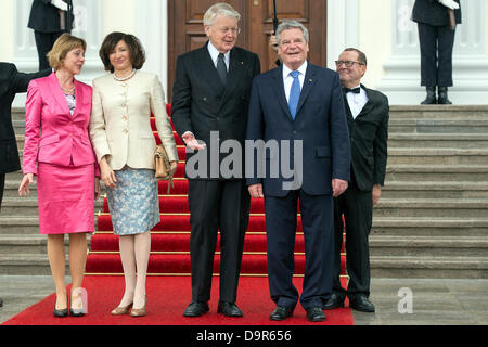 Berlin, Germany. 25th June 2013. Welcome their Excellencies the President of the Republic of Iceland, Dr. Ólafur Ragnar Grimsson  and Mrs. Dorrit Moussaieff with military honors by the German President Joachim Gauck and Mrs. Daniela Schadt in the Bellevue Presidential Palace in Berlin. Credit: Credit:  Gonçalo Silva/Alamy Live News. Stock Photo