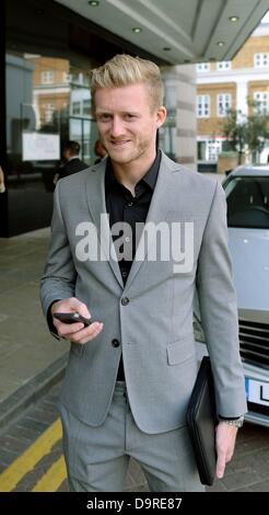 Chelsea, London, UK. 25th June 2013. German international footballer Andre Schurrle arrives at the grounds of Premier League club Chelsea in London to sign his new contract that transferred him from Bayern Leverkusen to Chelsea for 2013-14 season Credit:  Action Plus Sports Images/Alamy Live News Stock Photo