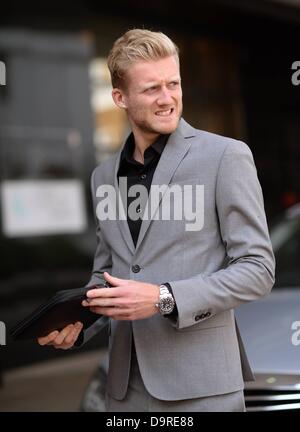 Chelsea, London, UK. 25th June 2013. German international footballer Andre Schurrle arrives at the grounds of Premier League club Chelsea in London to sign his new contract that transferred him from Bayern Leverkusen to Chelsea for 2013-14 season Credit:  Action Plus Sports Images/Alamy Live News Stock Photo