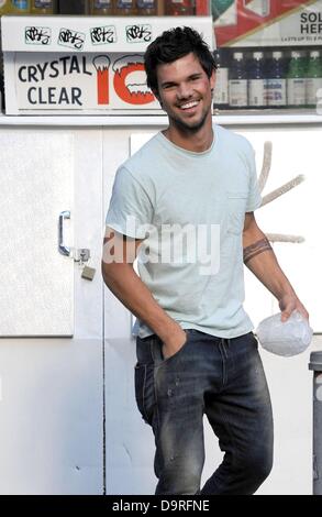 New York, USA. 24th June 2013. Taylor Lautner on location for TRACERS Film Shoot, Lower East Side, New York, NY June 24, 2013. Photo By: Kristin Callahan/Everett Collection/Alamy Live News Stock Photo