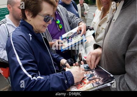 Wimbledon, England, 25th June 2013 - Day 2 of the annual lawn tennis championships and former champion Billie Jean King signs autographs for souvenir hunters at a side entrance of the venue. Billie Jean King is an American former World No. 1 professional tennis player. King won 39 Grand Slam titles, including 12 singles, 16 women's doubles, and 11 mixed doubles titles and winning a record 20 career titles at Wimbledon – six singles, ten women's doubles, and four mixed doubles. The Wimbledon Championships, the oldest tennis tournament in the world, have been held at the nearby All England Club Stock Photo