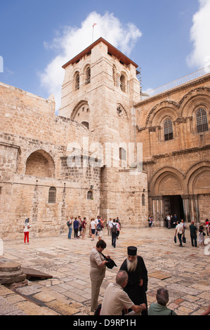 Israel Jerusalem Old City Church of the Holy Sepulcher Sepulchre courtyard main entrance tourists priest priests minister clerics Stock Photo