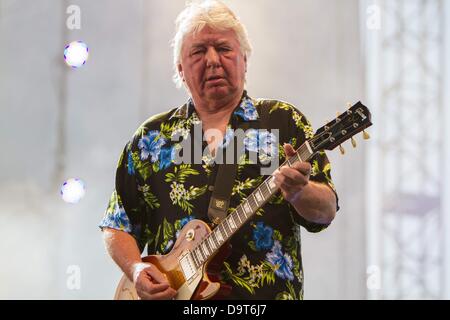 June 25, 2013 - Del Mar, California, USA - Guitarist MICK RALPHS performs with BAD COMPANY at the San Diego County Fair's Grandstand Stage. (Credit Image: © Daniel Knighton/ZUMAPRESS.com) Stock Photo