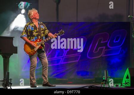 June 25, 2013 - Del Mar, California, USA - Guitarist MICK RALPHS performs with BAD COMPANY at the San Diego County Fair's Grandstand Stage. (Credit Image: © Daniel Knighton/ZUMAPRESS.com) Stock Photo