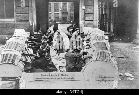 German Revolution 1918/1919: Spartacists are pictured at a barricade in front of the publishing company Mosse in Schützenstrasse in the newspaper district of Berlin, Germany, during the street fights in early January 1919. Fotoarchiv für Zeitgeschichte Stock Photo