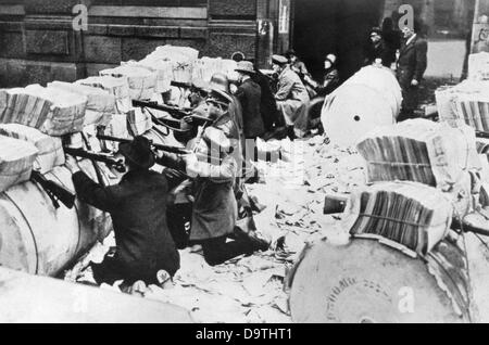 German Revolution 1918/1919: Spartacists are pictured behind barricades in front of the newspaper publishing company Rudolf Mosse in the newspaper district in Berlin during the street fights in early 1919. Fotoarchiv für Zeitgeschichte Stock Photo