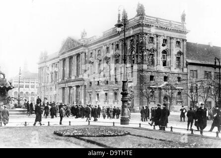 German Revolution 1918/1919: The Neue Marstall is pictured on the Spree island in Berlin on 24 December 1918. It was partially destroyed during the unsuccessful attack of government troops on the building, which was occupied by members of the Volksmarinedivision, an armed division of sailors of the former Imperial Navy supporting the revolutionaries. Fotoarchiv für Zeitgeschichte Stock Photo