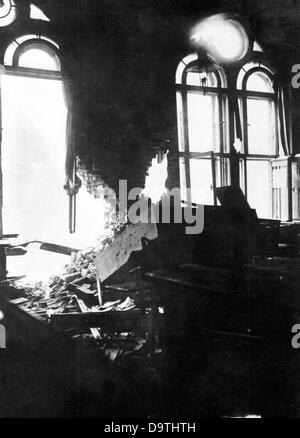 German Revolution 1918/1919: View of the  conference room at the police headquarter in Alexanderstrasse on Alexanderplatz, which was destroyed through artillery fire of government troops during the street fights in Berlin in early 1919, on 12 January 1919. Fotoarchiv für Zeitgeschichte Stock Photo