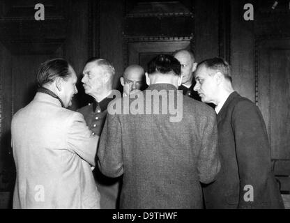 Main defendants as war criminals of the Nazi regime talk to each other in the Palace of Justice during the Nuremberg Trials in 1946 in front of the International Military Court of Justice.  From left: Hermann Göring, Wilhelm Keitel, Fritz Sauckel, Hans Frank -Rückansicht- Alfred Jodl, Alfred Rosenberg.     Photo: Yevgeny Khaldei Stock Photo
