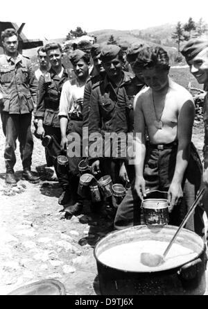 Propaganda text of National Socialist report on the back of the picture:  'Line up for food. Soldiers have seldom followed the call as happy as today, when fat pork chunks are in the soup'. Motive from the Eastern front on the 5th of July in 1943. In contrast to the information propagated in Germany, there was supply shortage as a rule at the Eastern front.     Fotoarchiv für Zeitgeschichte Stock Photo