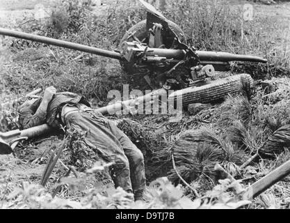 The Nazi Propaganda! on the back of the image reads: 'The big summer offensive of the Soviets was halted. As the superior command of the Wehrmacht reported on 1 September, it was possible to stop the Bolshevist summer offensive on the front between the Eastern Carpathians and the Gulf of Finland. During the fights, to which our troops were fully commited and in which they engaged highly determined, more than 4.200 enemy tanks and around 5.000 guns were destroyed and more than 13.000 prisoners made. - Our image shows: Dead Soviet soldiers and destroyed guns, an everyday image from the combat ac Stock Photo