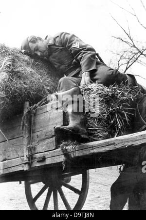 The Nazi Propaganda! on the back of the image reads: 'It is important to know how to spend your time during breaks!' Image published on 22 May 1942. Place unknown. Fotoarchiv für Zeitgeschichte Stock Photo