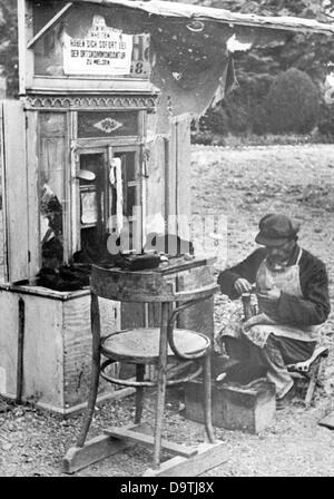 The Nazi Propaganda! on the back of the image reads: 'Soviet everyday life. The shoemaker opened his workshop in the middle of the street.' Image from the Eastern Front, published 8 January 1943. Fotoarchiv für Zeitgeschichte Stock Photo