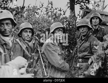 Exhausted German soldiers on the Eastern Front, 1941 Stock Photo - Alamy