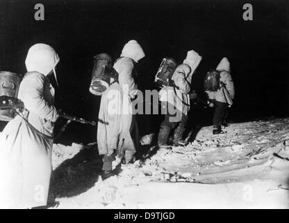 Propaganda text of National Socialist report on the back of the picture:  'Food carriers at the Murman front. They bring supplies to the divisions. It is a dangerous way because of enemy troops'. Motive from the Murman front on the 18th of March in 1944.    Fotoarchiv für Zeitgeschichte Stock Photo