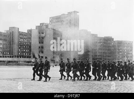 The Nazi Propaganda! on the back of the image reads: 'Soldiers of the German Mountain Infantry march across the Dzerzhinsky Square in Kharkiv.' Image from the Eastern Front/Ukraine, 6 November 1941. The attack on the Soviet Union by the German Reich was agreed on in July 1940 and prepared as the 'Operation Barbarossa' since December 1940. On 22 June 1941, the invasion by the German Wehrmacht started. Fotoarchiv für Zeitgeschichte Stock Photo